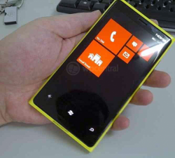 Photos of unknown Windows Phone-based Nokia smartphone surface